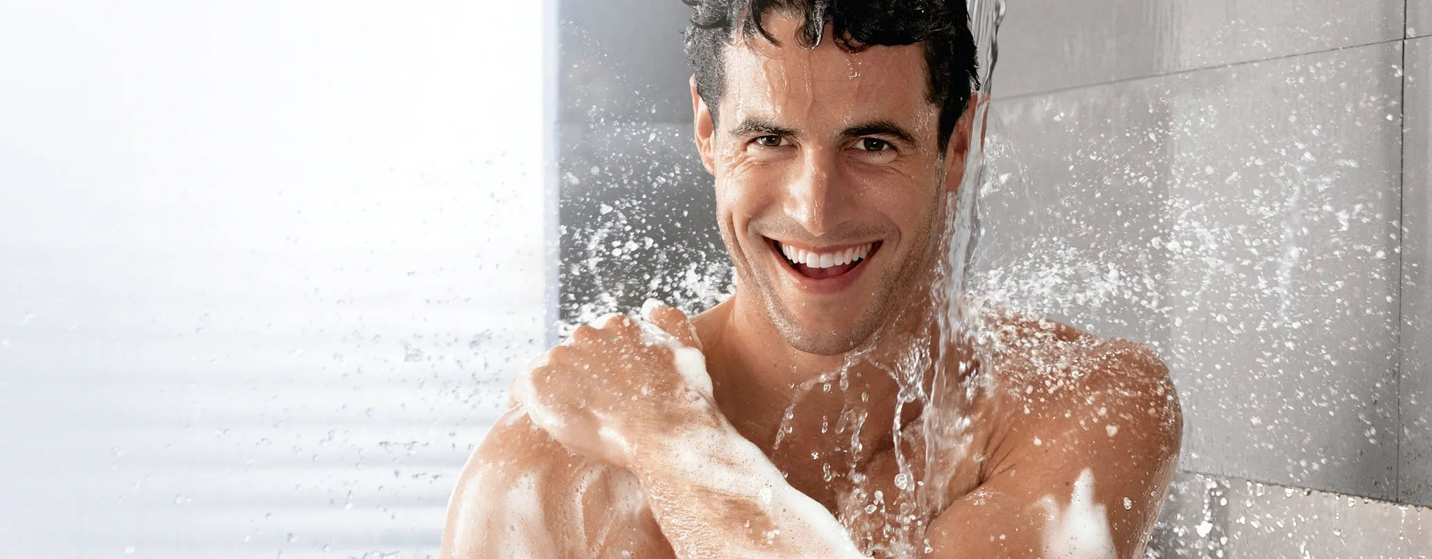 La rutina de ducha masculina definitiva: práctica, efectiva y con estilo